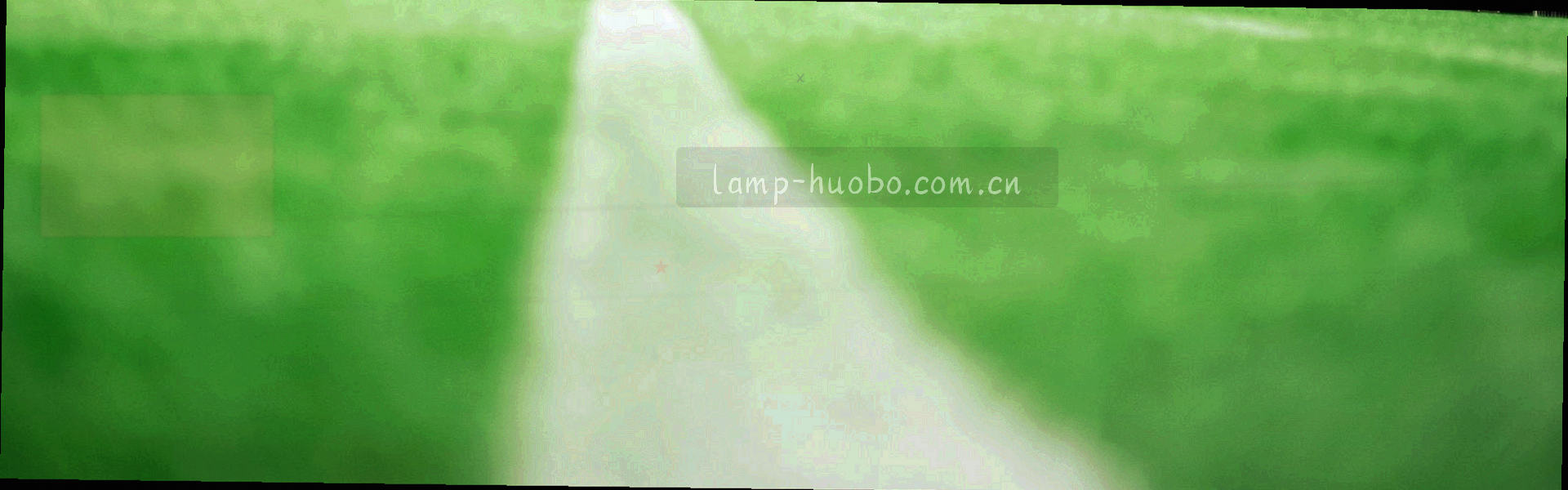 赛场灯光照亮跑道，暖色渐变光轨向远方延伸
